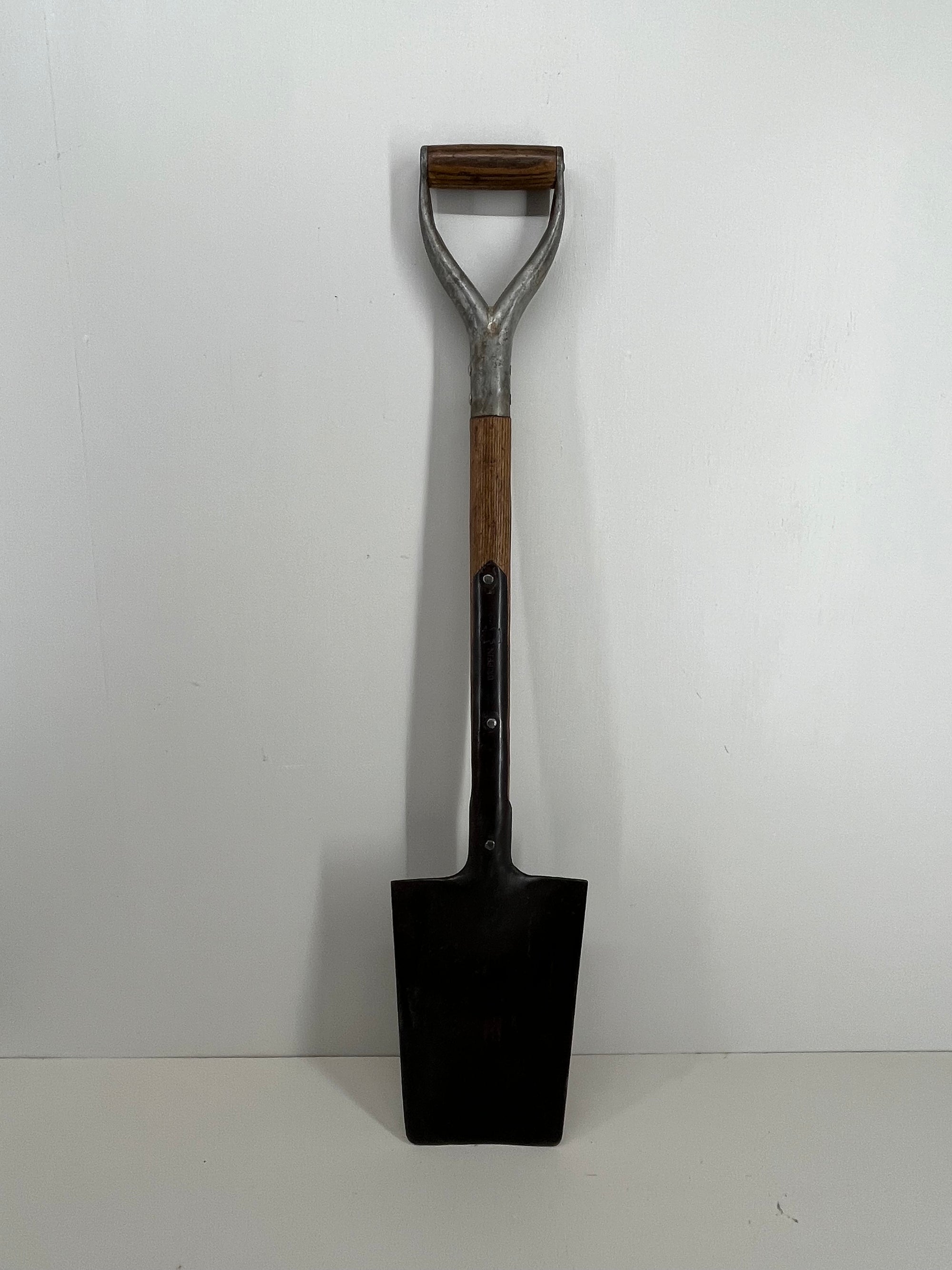 Griffin Lugworm Spade