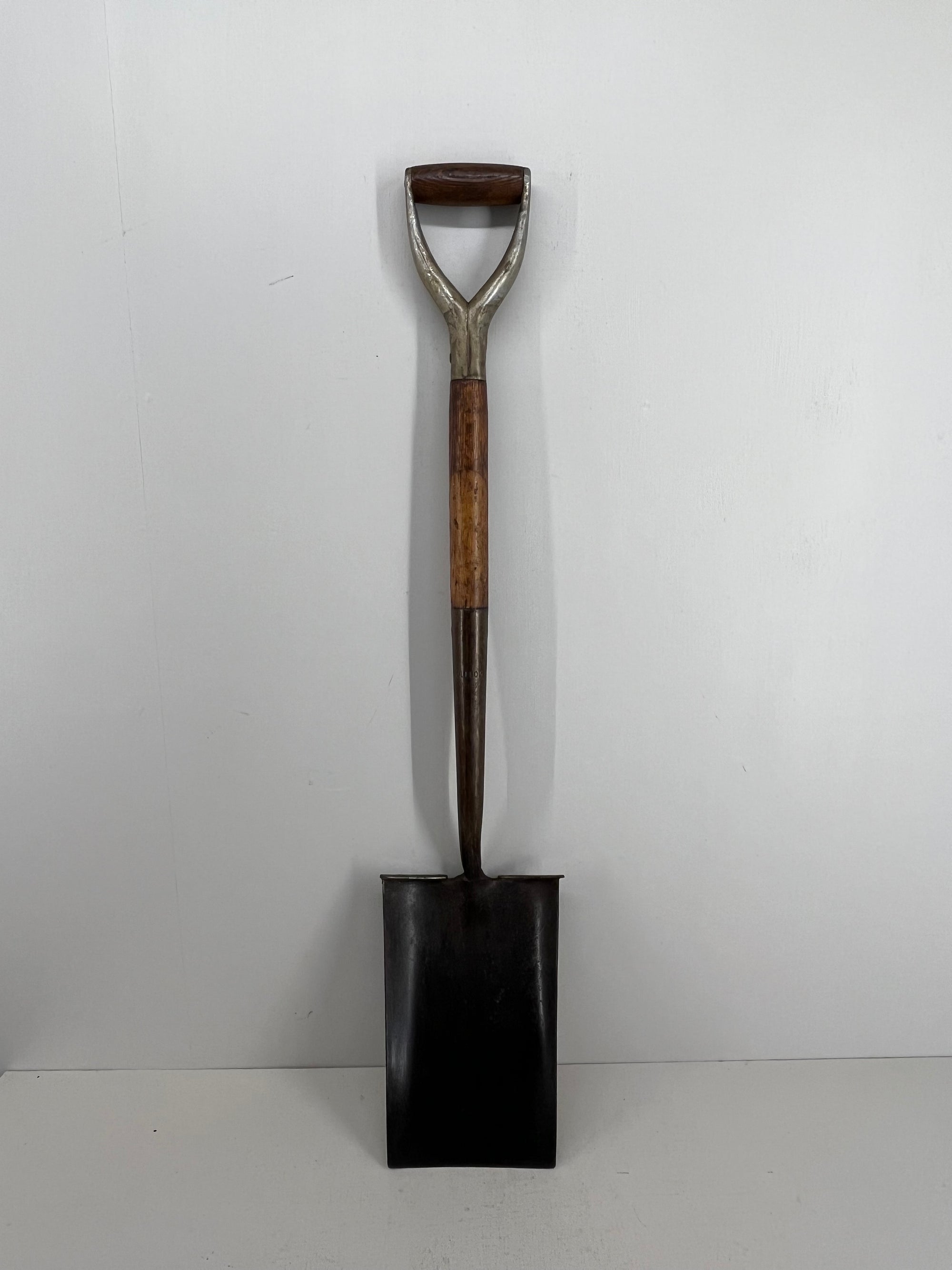 Bulldog Narrow Digging Shovel